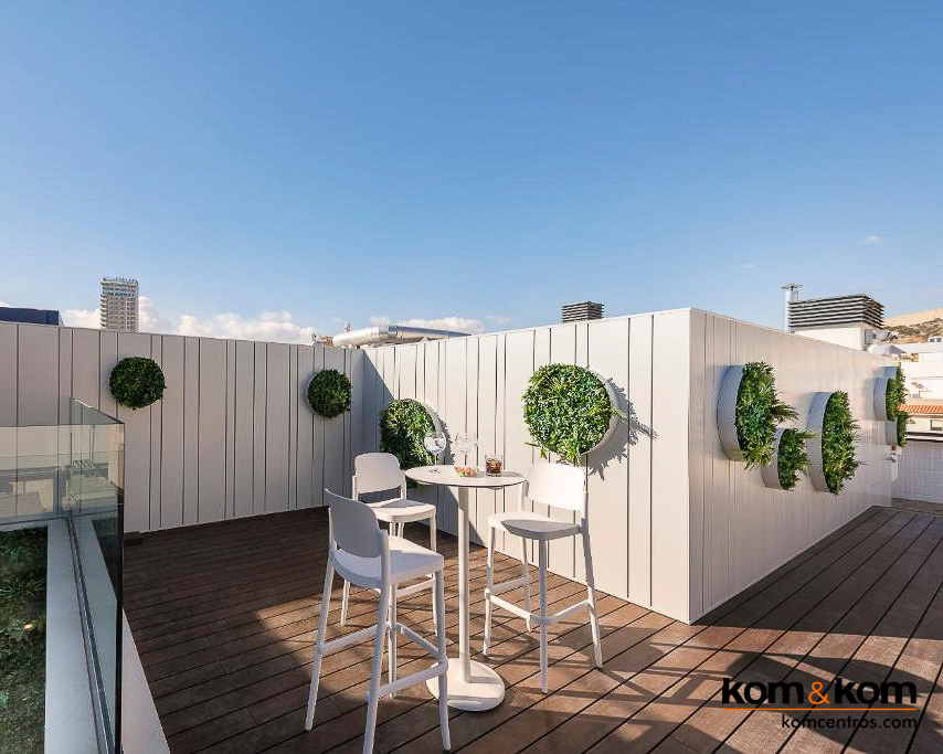 Highbar: Terraza Chill Out en la Azotea del hotel Odissey Room en el centro de Alicante. Proyecto Integral de Kom&Kom